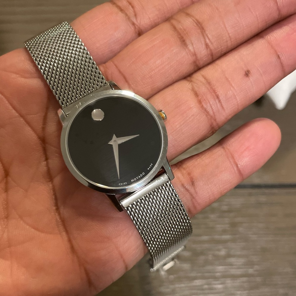 Super Cute AUTHENTIC Movado timepiece…this simple yet stunning watch is a must!